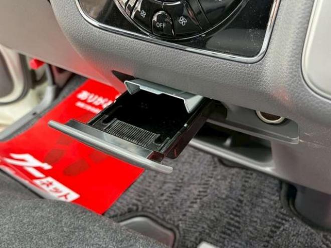 キャラバンNV350 2.5 プレミアムGX ロングボディ ディーゼルターボ 4WD　ベッドキット　カーテン　フロントスポイラー　グリルカバー　ルーフスポイラー　リアヒーター　社外ナビ　左側電動スライドドア　社外アルミホイール　ETC　バックカメラ　パワステ　パワーウィンドウ　キーレス 2500