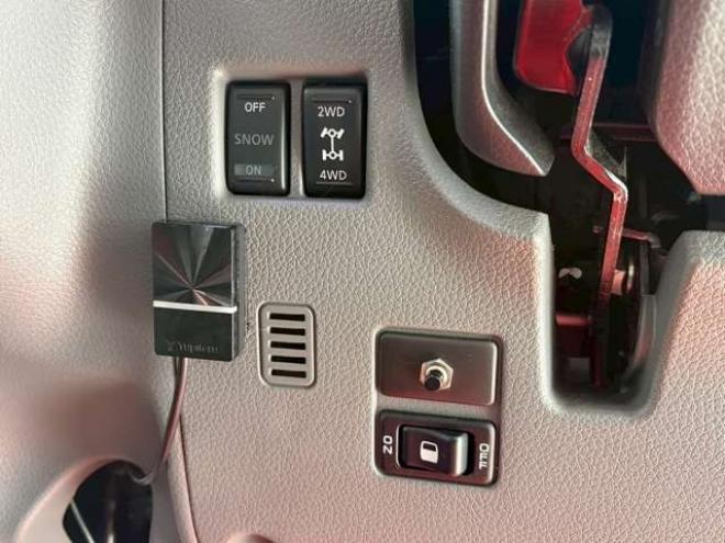 キャラバンNV350 2.5 プレミアムGX ロングボディ ディーゼルターボ 4WD　ベッドキット　カーテン　フロントスポイラー　グリルカバー　ルーフスポイラー　リアヒーター　社外ナビ　左側電動スライドドア　社外アルミホイール　ETC　バックカメラ　パワステ　パワーウィンドウ　キーレス 2500