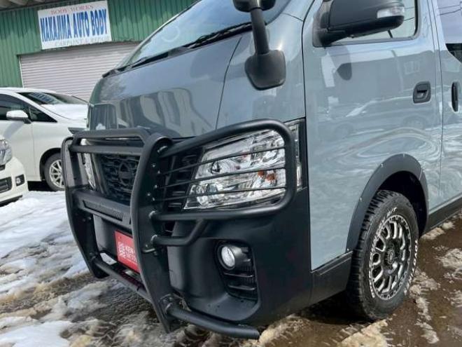 キャラバンNV350 2.5 プレミアムGX ロングボディ ディーゼルターボ 4WD　ABS　衝突軽減ブレーキ　横滑防止装置　盗難防止装置　エアコン　パワステ　パワーウィンドウ　キーレス　片側スライドドア　フォグランプ　ETC　エアバッグ　オリジナル全塗装アンビルグレー　フロントグリル 2500