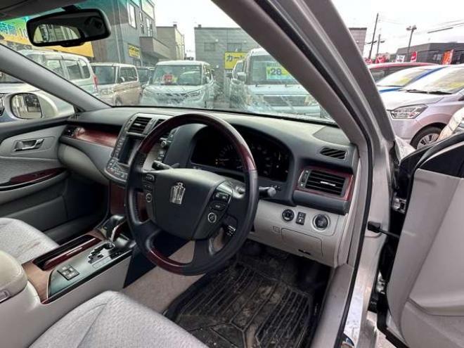 クラウンロイヤル 3.0 ロイヤルサルーン i-Four 4WD　純正HDDナビ　プッシュスタート　ビルトインETC　地デジ　純正アルミホイール夏　純正アルミホイール冬　バックモニター　クルーズコントロール 3000