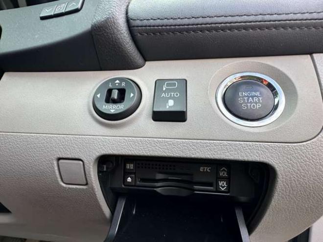 クラウンロイヤル 3.0 ロイヤルサルーン i-Four 4WD　純正HDDナビ　プッシュスタート　ビルトインETC　地デジ　純正アルミホイール夏　純正アルミホイール冬　バックモニター　クルーズコントロール 3000