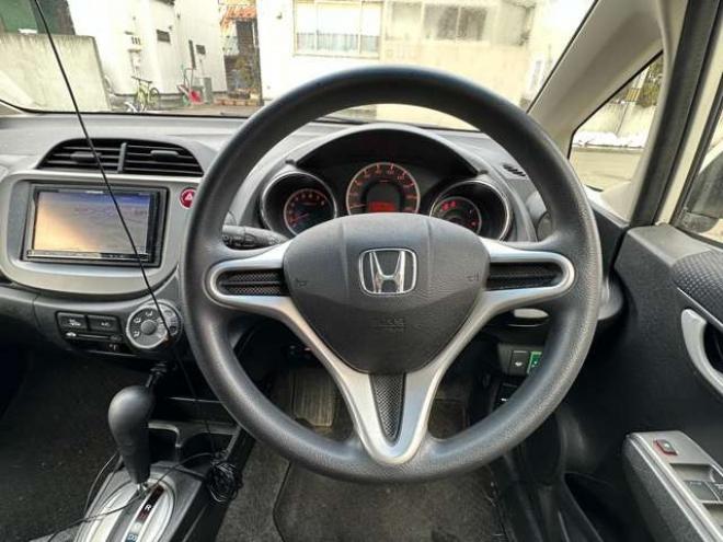 フィット1.3 G スマートセレクション 4WD　HONDAスマートキーシステム　ナビ　社外アルミホイール冬　社外アルミホイール夏 1300