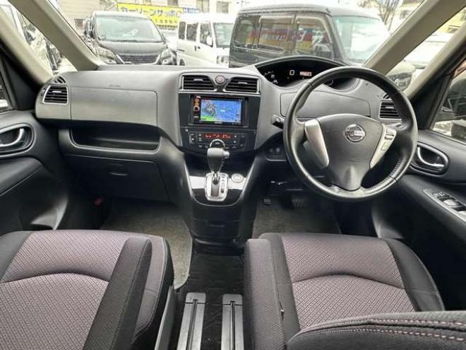 セレナ2.0 ハイウェイスター 4WD　アイドリングストップ　プッシュスタート 2000