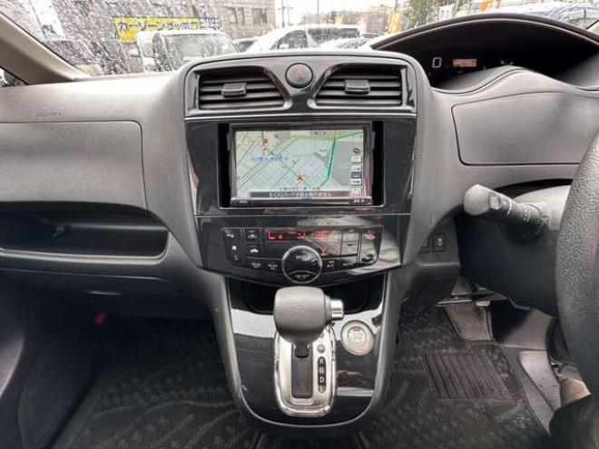 セレナ2.0 ハイウェイスター Vセレクション 4WD　両側ワンタッチオートスライドドア　アイドリングトップ　横滑り防止装置　プッシュスタート　クルーズコントロール　社外アルミホイール夏 2000