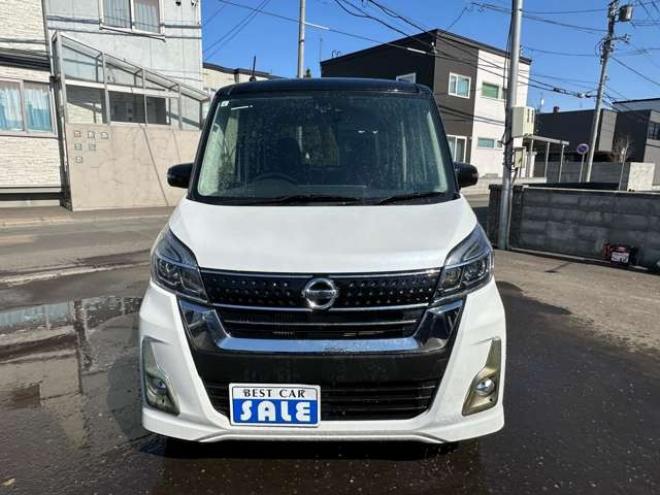 デイズルークスハイウェイスター Gターボ 4WD　ワンタッチ両側オートスライドドア　ナビ　Bluetooth　地デジ　運転席シートヒーター　衝突軽減ブレーキ　アイドリングストップ　横滑り防止装置　アラウンドビューモニター　バックモニター　純正アルミホイール 660