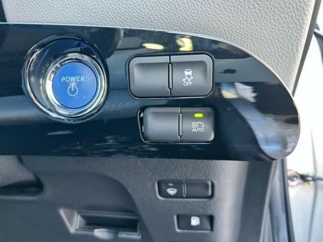 プリウス1.8 S E-Four 4WD　ナビ　TVバックモニター 1800