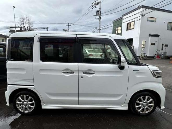 スペーシアカスタム ハイブリッド XSターボ 4WD　両側パワースライドドア　ナビ　Bluetooth　プッシュスタート　アイドリングストップ　ビルトインETC　コーナーセンサー　レーンキープアシスト　衝突軽減ブレーキ　横滑り防止装置　前席シートヒーター 660