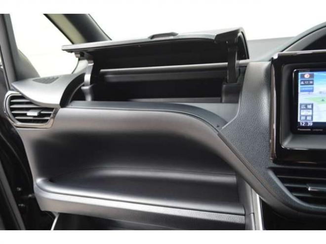 ヴォクシー2.0 ZS 煌III 4WD　ワンオーナー7人乗り4WD寒冷地仕様車トヨタセーフティセンスプリクラッシュセーフティ7インチワイドナビTVバックカメラ両側オートスライドドアETCハイビームアシストLEDヘッドライトクルーズコントロール 2000