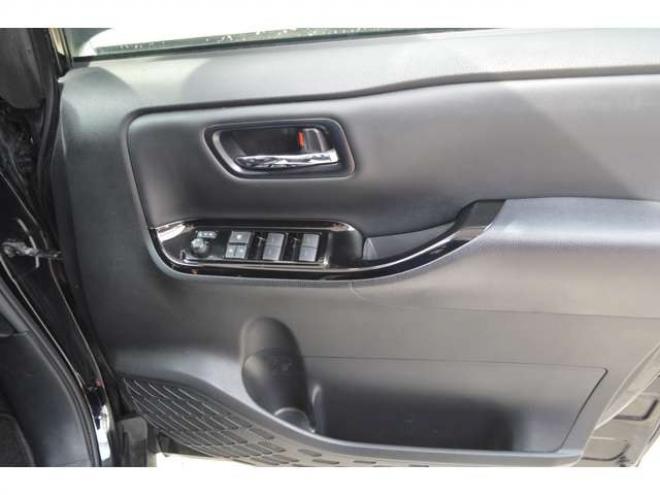 ヴォクシー2.0 ZS 煌III 4WD　ワンオーナー7人乗り4WD寒冷地仕様車トヨタセーフティセンスプリクラッシュセーフティ7インチワイドナビTVバックカメラ両側オートスライドドアETCハイビームアシストLEDヘッドライトクルーズコントロール 2000