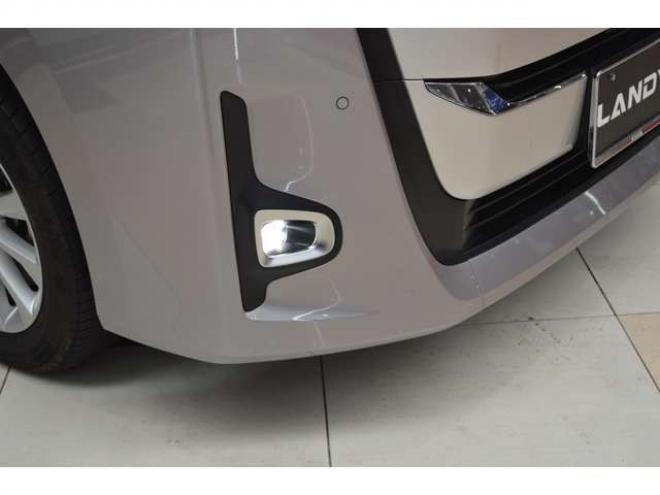 ランディ2.0 G 4WD　ワンオーナー車8人乗り4WDセーフティサポート搭載プリクラッシュセーフティ両側オートスライドドア9インチナビTVバックカメラETCレーダークルーズコントロールLEDドラレコシートヒーター 2000