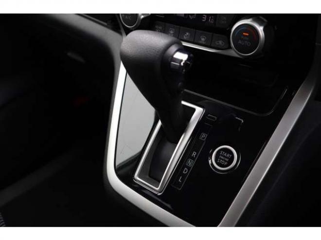 セレナ2.0 B 4WD　社外ナビ　バックカメラ　バックブザー　ETC　前側ドライブレコーダー　クルーズコントロール　オートライト　フォグランプ 2000