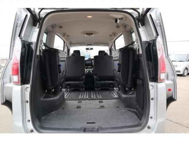 セレナ2.0 B 4WD　社外ナビ　バックカメラ　バックブザー　ETC　前側ドライブレコーダー　クルーズコントロール　オートライト　フォグランプ 2000