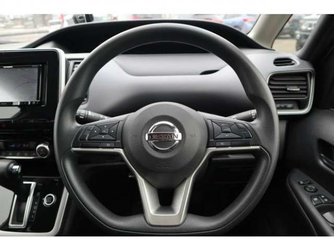 セレナ2.0 B 4WD　社外ナビ　バックカメラ　バックブザー　ETC　前側ドライブレコーダー　クルーズコントロール　オートライト　フォグランプ 2000