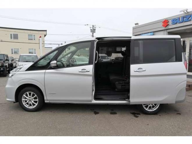 セレナ2.0 B 4WD　社外ナビ　バックカメラ　バックブザー　ETC　前側ドライブレコーダー　クルーズコントロール　オートライト　フォグランプ 2000