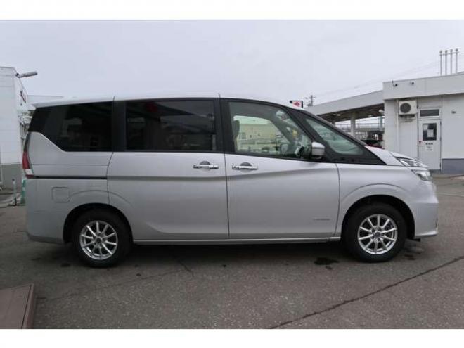 セレナ2.0 B 4WD　社外ナビ　バックカメラ　バックブザー　ETC　前側ドライブレコーダー　クルーズコントロール　オートライト　フォグランプ 2000