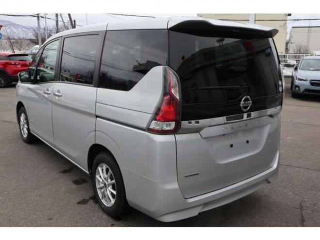 セレナ2.0 B 4WD　社外ナビ　バックカメラ　バックブザー　ETC　前側ドライブレコーダー　クルーズコントロール　オートライト　フォグランプ 2000