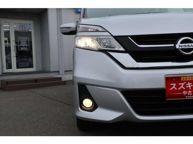 セレナ2.0 B 4WD　社外ナビ　バックカメラ　バックブザー　ETC　前側ドライブレコーダー　クルーズコントロール　オートライト　フォグランプ 2000