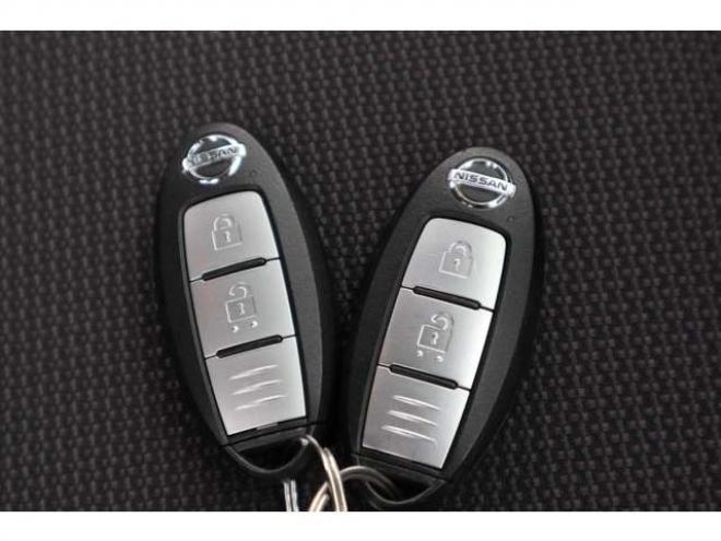 セレナ2.0 B 4WD　社外ナビ　バックカメラ　バックブザー　ETC　前側ドライブレコーダー　クルーズコントロール　オートライト　フォグランプ 2000