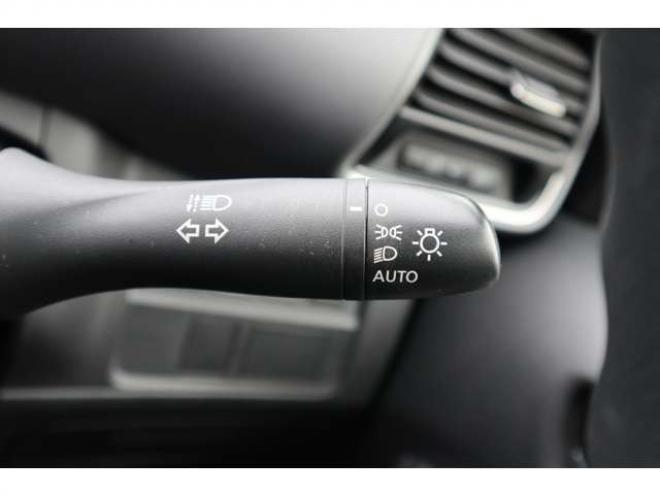 セレナ2.0 B 4WD　社外ナビ　バックカメラ　バックブザー　ETC　前側ドライブレコーダー　クルーズコントロール　オートライト　フォグランプ 2000