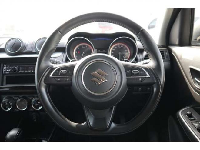 スイフト1.2 XL セーフティパッケージ装着車 4WD　CDプレイヤー　シートヒーター　パドルシフト　オートライト　アダプティブクルーズコントロール　車線逸脱警報 1200