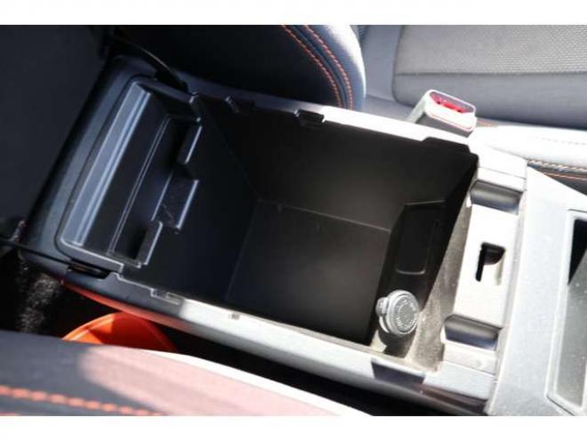 XV2.0i-L アイサイト 4WD　純正フルセグナビ　バックカメラ　ETC　電動パーキングブレーキ　ヘッドライトウォッシャー　アダプティブクルーズコントロール　LEDヘッドライト 2000