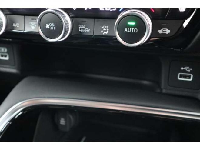 ヴェゼル1.5 e:HEV Z 4WD　純正フルセグナビ　全方位カメラ　社外ドラレコ付きデジタルルームミラー　ワイヤレス充電器　シートヒーター　アダプティブクルーズコントロール　電動パーキング　電動バックドア　ステアリングヒーター 1500