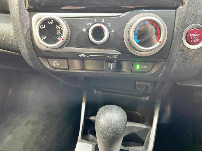 フィット13G Fパッケージ 4WD 5年保証 スマキー ナビTV ETC 夏冬タイヤ Bカメ 寒冷地仕様 禁煙 修復歴無