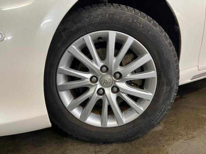 マークXプレミアム　Ｆｏｕｒ　本州仕入　寒冷地仕様　禁煙車　純正ハーフレザーシート　純正１６インチＡＷ　社外１６ＡＷ＋スタッドレスタイヤ付　純正ナビ　地デジ　Ｂｌｕｅｔｏｏｔｈオーディオ　バック＆サイドカメラ　パークアシスト 4WD 2500 4Dr