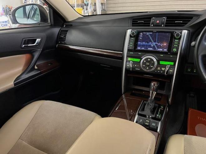 マークXプレミアム　Ｆｏｕｒ　本州仕入　寒冷地仕様　禁煙車　純正ハーフレザーシート　純正１６インチＡＷ　社外１６ＡＷ＋スタッドレスタイヤ付　純正ナビ　地デジ　Ｂｌｕｅｔｏｏｔｈオーディオ　バック＆サイドカメラ　パークアシスト 4WD 2500 4Dr