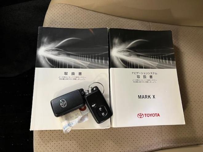 マークXプレミアム　Ｆｏｕｒ　本州仕入　寒冷地仕様　禁煙車　純正ハーフレザーシート　純正１６インチＡＷ　社外１６ＡＷ＋スタッドレスタイヤ付　純正ナビ　地デジ　Ｂｌｕｅｔｏｏｔｈオーディオ　バック＆サイドカメラ　パークアシスト 4WD 2500 4Dr