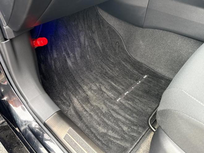 プリウス2.0G E-Four 4WD　ローンが不安な方＜優遇ローン＞　本州仕入　寒冷地仕様　軽減ブレーキ　レーンキープ 4WD 2000 5Dr