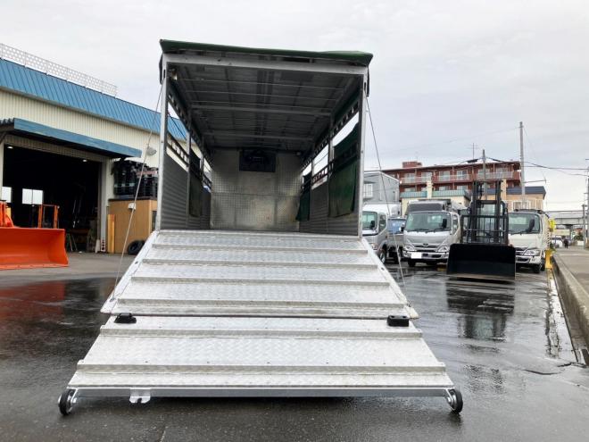 レンジャー中古　増t　家畜運搬車　6.7m　中型トラック