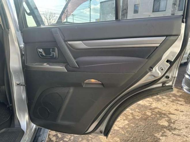 パジェロ3.2 ロング エクシード ディーゼルターボ 4WD　クルーズコントロール　パワステ　パワーウィンドウ　ABS　純正ナビ　バックカメラ　横滑り防止装置　盗難防止装置　純正アルミホイール 3200