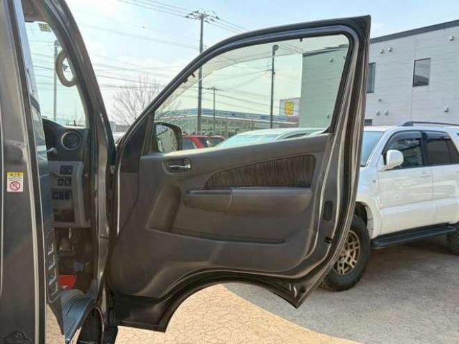 キャラバンNV350 2.5 プレミアムGX ロングボディ ディーゼルターボ 4WD　ヒッチメンバー　エンジンスターター　パワステ　パワーウィンドウ　純正ナビ　バックカメラ　ETC　社外アルミホイール　ABS　キーレスエントリー　ドライブレコーダー 2500