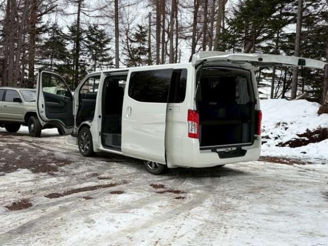 キャラバンNV350 2.5 プレミアムGX ロングボディ ディーゼルターボ 4WD　ベッドキット　カーテン　フロントスポイラー　グリルカバー　ルーフスポイラー　リアヒーター　社外ナビ　左側電動スライドドア　社外アルミホイール　ETC　バックカメラ　パワステ　パワーウィンドウ　キーレス 2500