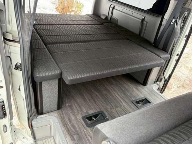 キャラバンNV350 2.5 プレミアムGX ロングボディ ディーゼルターボ 4WD　ベッドキット　カーテン　フロントスポイラー　グリルカバー　ルーフスポイラー　リアヒーター　社外ナビ　左側電動スライドドア　社外アルミホイール　ETC　バックカメラ　パワステ　パワーウィンドウ　キーレス 2500