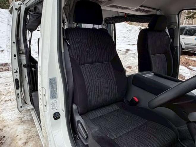 キャラバンNV350 2.5 プレミアムGX ロングボディ ディーゼルターボ 4WD　ベッドキット　カーテン　フロントスポイラー　グリルカバー　ルーフスポイラー　リアヒーター　社外ナビ　左側電動スライドドア　社外アルミホイール　ETC　バックカメラ　パワステ　パワーウィンドウ　キーレス 2500