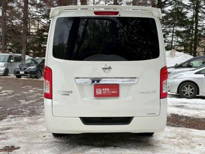 キャラバンNV350 2.5 プレミアムGX ロングボディ ディーゼルターボ 4WD　ベッドキット　カーテン　フロントスポイラー　グリルカバー　ルーフスポイラー　リアヒーター　社外ナビ　左側電動スライドドア　社外アルミホイール　ETC　バックカメラ　パワステ　パワーウィンドウ　キーレス 2500