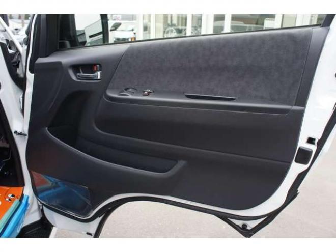 ハイエース2.7 グランドキャビン 4WD　登録済未使用車 走行6キロ　パノラミックビューモニター デジタルインナーミラー　LEDヘッドランプ　LEDフォグランプ　ホワイトパールクリスタルシャイン　メーカー保証付 登録済未使用車 2700