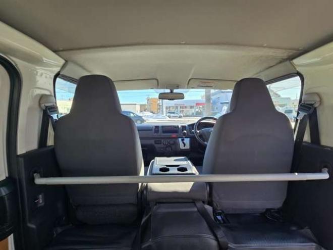 レジアスエース3.0 DX ロングボディ ディーゼルターボ 4WD　寒冷地仕様　リアヒーター　キーレス　マルチユースシートバックコンソール　フロントアンダーミラー　電動格納ミラー　パワーヒート　デイライト　純正オーディオ　FM/AM　AUX　バックカメラ 3000