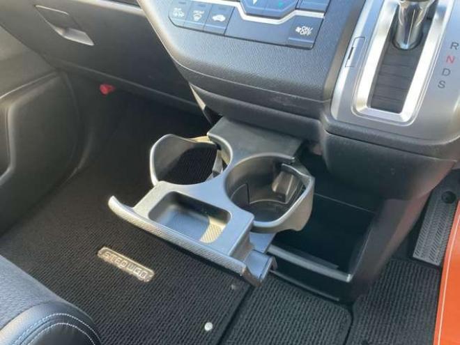 ステップワゴン2.0 スパーダ Z クールスピリット 4WD　純正ナビ・TV　Bカメラ　両側パワースライドドア　アルパイン製フリップダウンモニター　ETC　クルーズコントロール　パドルシフト　フォグランプ 2000