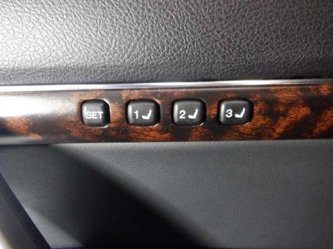 ランドクルーザー200 4.6 ZX 4WD　本州仕入・ナビ・TV・B/T・サンルーフ・革　Bカメラ・ガナドールマフラー・ヒッチメンバー・シートヒーター・エアコン・電動シート・電動リアゲート 4600