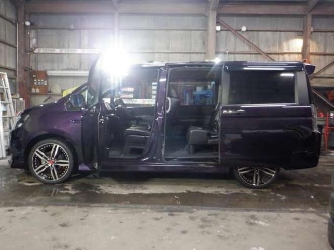 ステップワゴン2.0 スパーダ Z クールスピリット 4WD　本州仕入・後期型・ナビ・TV・Bカメラ・両側電動・スマートキー・クルコン・ETC・ワイパーデアイサー・HID・リアヒーター・フォグランプ・アイドリングストップ・フルフラットシート・パドルシフト 2000