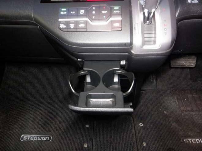 ステップワゴン2.0 スパーダ Z クールスピリット 4WD　本州仕入・後期型・ナビ・TV・Bカメラ・両側電動・スマートキー・クルコン・ETC・ワイパーデアイサー・HID・リアヒーター・フォグランプ・アイドリングストップ・フルフラットシート・パドルシフト 2000