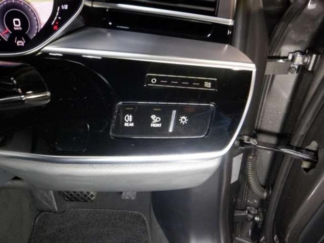 アウディA8 55 TFSI クワトロ 4WD　本州仕入・ナビ・TV・B/T・サンルーフ・黒革・360°カメラ・LEDヘッドライト・後席リモート・BANG&OLUSENサウンド・電動トランク・全席電動シート・全席パワークロージングドア・ヘッドアップディスプレイ 3000