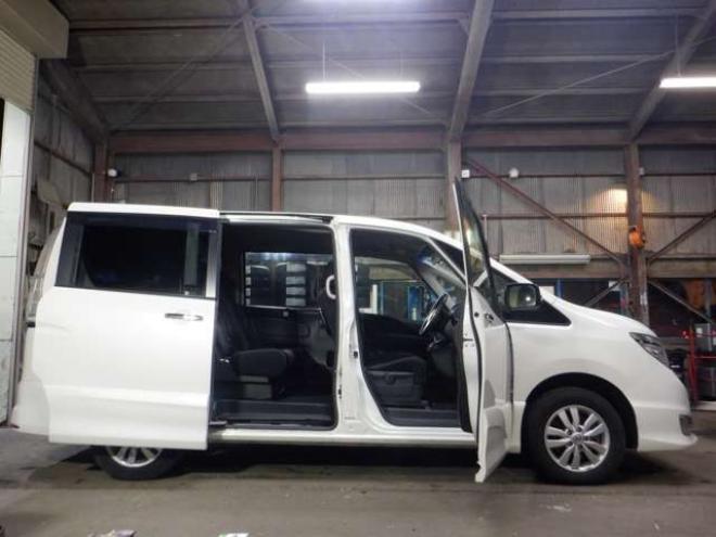 セレナ2.0 ハイウェイスター 4WD　本州仕入・後期型・ナビ・TV・B/T・Bカメラ・両側電動・インテリキー・プッシュスタート・アイドリングストップ・LEDヘッドライト・クルコン・ETC・ 2000