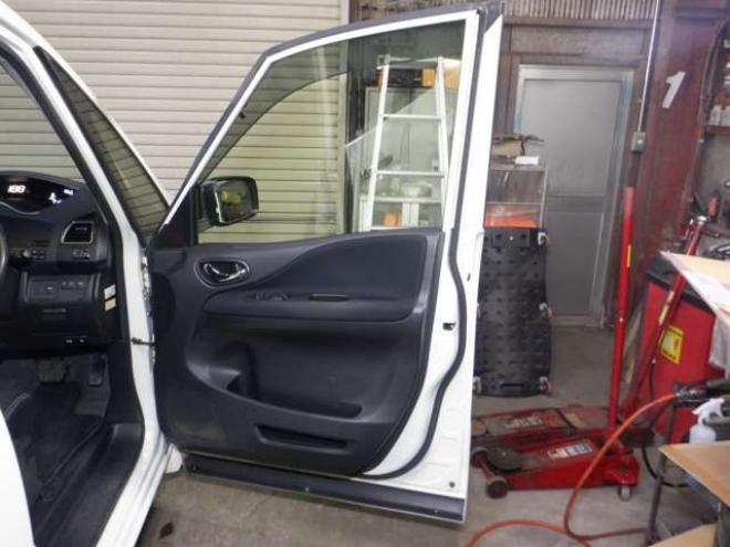 セレナ2.0 ハイウェイスター 4WD　本州仕入・後期型・ナビ・TV・B/T・Bカメラ・両側電動・インテリキー・プッシュスタート・アイドリングストップ・LEDヘッドライト・クルコン・ETC・ 2000