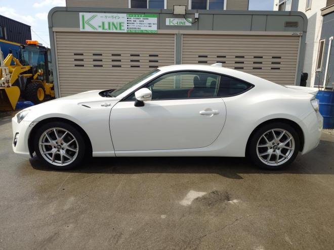 86GT　ワンオーナー　社外ケンウッドナビ・TV・バックカメラ・Bluetooth　ETC　 オートライト機能　パドルシフト　マニュアルモード付きAT　プッシュスタート　スマートキー　VSC　カタログ燃費JC08モード11.8㎞/L　社外17インチホイール＆夏タイヤ　純正17インチホイール＆冬タイヤ　 2000　2Dr