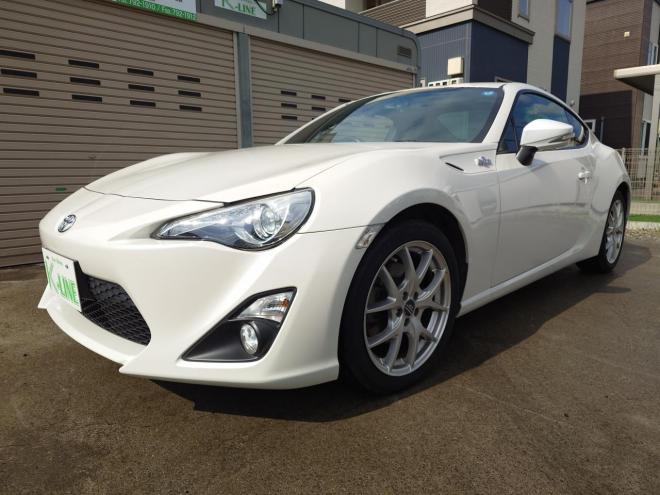 86GT　ワンオーナー　社外ケンウッドナビ・TV・バックカメラ・Bluetooth　ETC　 オートライト機能　パドルシフト　マニュアルモード付きAT　プッシュスタート　スマートキー　VSC　カタログ燃費JC08モード11.8㎞/L　社外17インチホイール＆夏タイヤ　純正17インチホイール＆冬タイヤ　 2000　2Dr