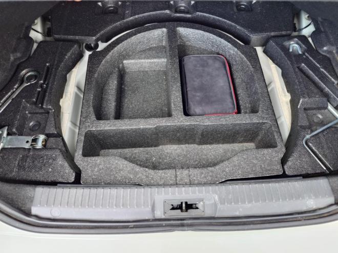 86GT　ワンオーナー　社外ケンウッドナビ・TV・バックカメラ・Bluetooth　ETC　 オートライト機能　パドルシフト　マニュアルモード付きAT　プッシュスタート　スマートキー　VSC　カタログ燃費JC08モード11.8㎞/L　社外17インチホイール＆夏タイヤ　純正17インチホイール＆冬タイヤ　 2000　2Dr